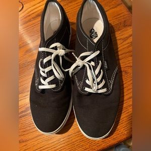 VANS Women's Atwood Low Black/white  Lace-up Sneakers  - size 10 - new!